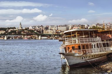 Terk edilmiş eski gemi hurdaya Sava Nehri, Belgrad, Sırbistan üzerinde yarış komitesi botu