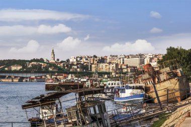 Terk edilmiş tekneler ve mavnalar, eski gemi hurdaya Sava nehrinde, Belgrade, Sırbistan