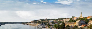 Belgrad turistik liman Kalemegdan kale ve St. Michael'ın katedral çan kulesi ile Sava nehrinde