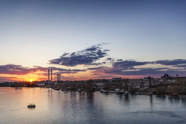 Tramonto nuvoloso sul fiume Sava — Foto Stock