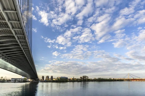 Puente sobre Ada y nuevo puente ferroviario que atraviesa el río Sava, Belgrado, Serbia —  Fotos de Stock