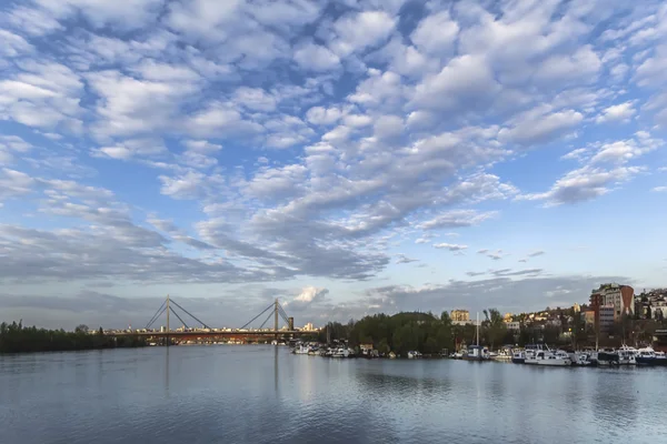 Panoramik manzaralı yeni demiryolu köprüsü üzerinde Sava Nehri, Belgrade, Sırbistan