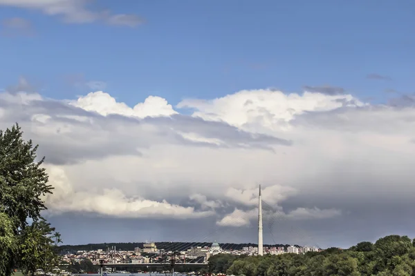 Skyline nuvoloso di Belgrado con fiume Sava e ponte sul pilone di Ada — Foto Stock