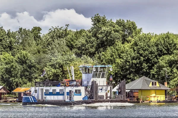 Towboat Spingendo a monte sul fiume Sava, Belgrado, Serbia — Foto Stock