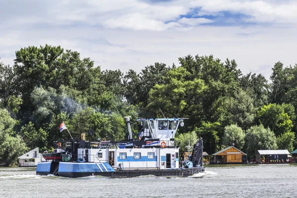 Towboat Spingendo a monte sul fiume Sava, Belgrado, Serbia — Foto Stock