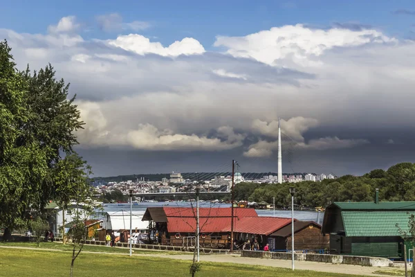 Skyline nuvoloso di Belgrado con il fiume Sava e il ponte sul pilone di Ada — Foto Stock
