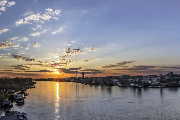 Panorama dello skyline urbano, nuovo Belgrado e tramonto nuvoloso sul fiume Sava — Foto Stock