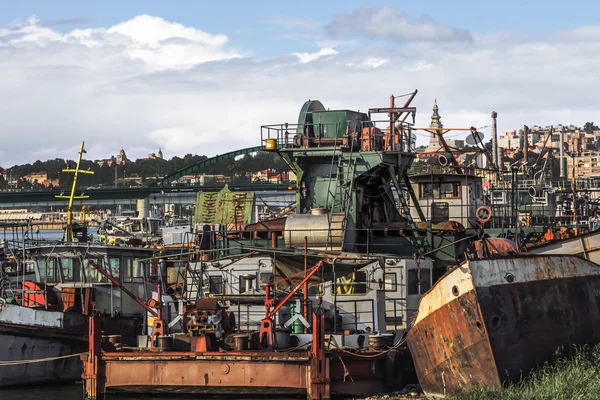 Barcazas y dragas de remolcadores desguazados en el astillero Junkyard en el río Sava, Belgrado, Serbia — Foto de Stock
