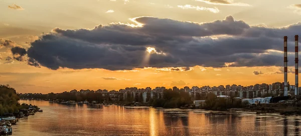 Miejskich Skyline Panorama, zachmurzony zachód słońca na rzece Sava — Zdjęcie stockowe