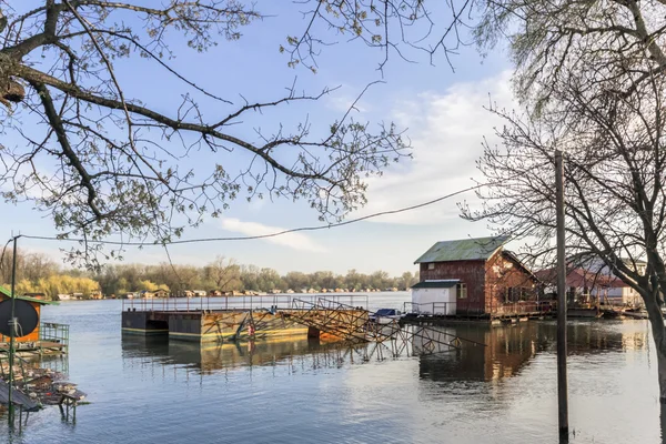 Fotografia di terra allagata con case galleggianti al fiume Sava  - — Foto Stock