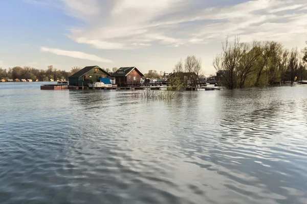 Sfotografować zalane ziemi z pływające domy w rzece Sava - — Zdjęcie stockowe