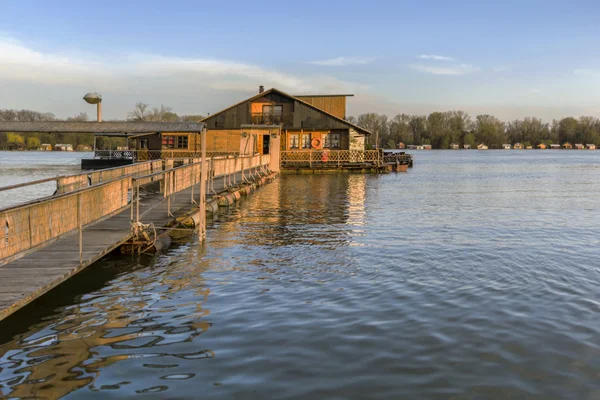 Fotografía de la tierra inundada con casas flotantes en el río Sava  - — Foto de Stock