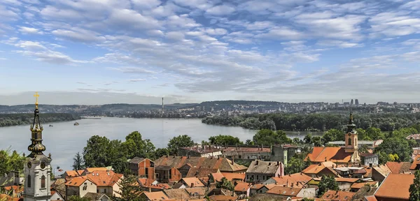 Вид на город Земун на реке Дунай и Белград, Сербия — стоковое фото