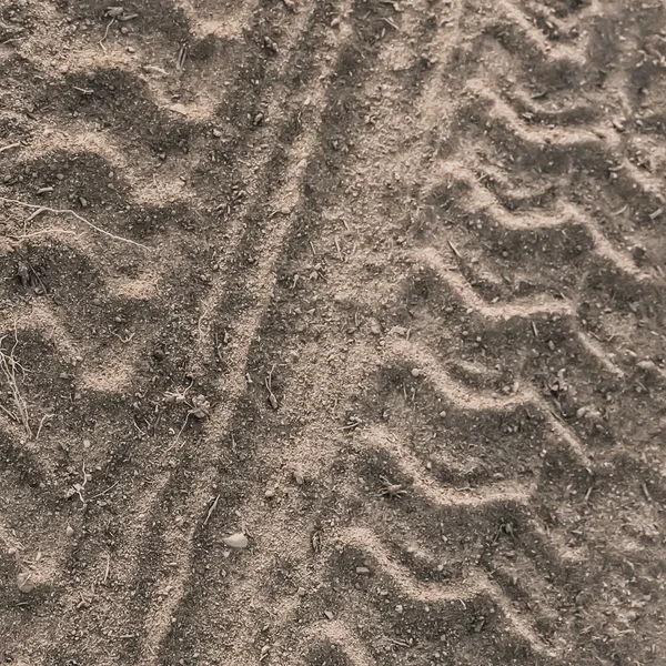 Toz lastik izleri ile azaltılmış toprak — Stok fotoğraf