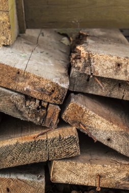 Rusty Bent çivi, yan görünümü ile kırık plakalar hurdaya eski yıpranmış