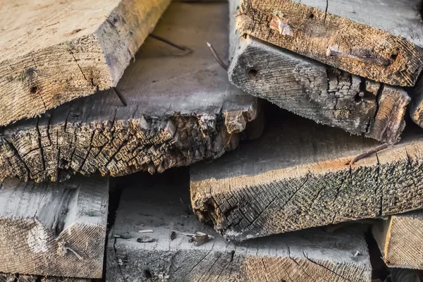 Rusty Bent çivi, yan görünümü ile kırık plakalar hurdaya eski yıpranmış