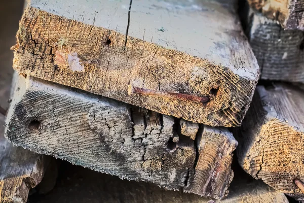 Rusty Bent çivi, yan görünümü ile kırık plakalar hurdaya eski yıpranmış