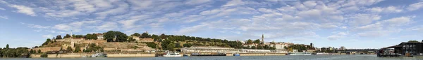Belgradin Panorama Sava-joen näkökulmasta katsottuna — kuvapankkivalokuva