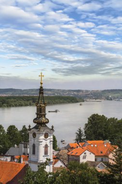 Görünüm River Danube Gardos uyanık ve Saint Nicholas Kilisesi Zemun, Belgrade, Sırbistan