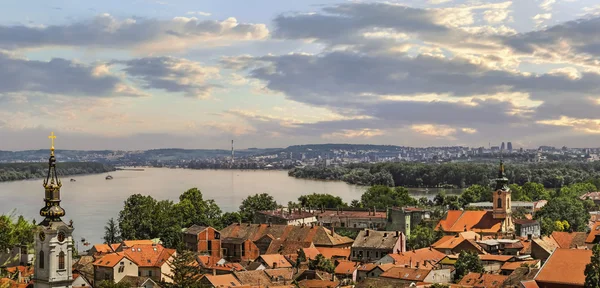 Panoramiczny widok z Gardos widokowa w Zemun na rzekę Dunaj miasta oraz Zemun Belgrad - Serbia — Zdjęcie stockowe