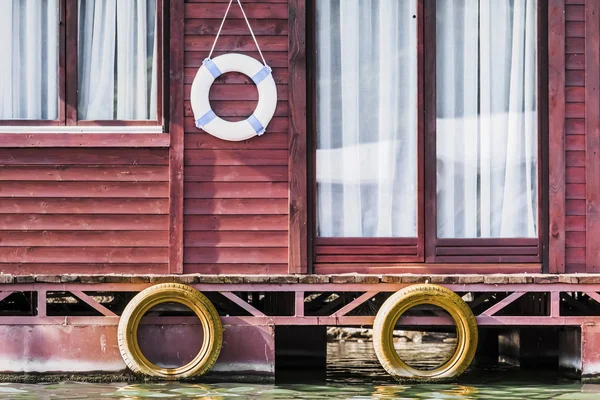 Antigua cabaña de balsa de madera en el río Sava - Detalle — Foto de Stock