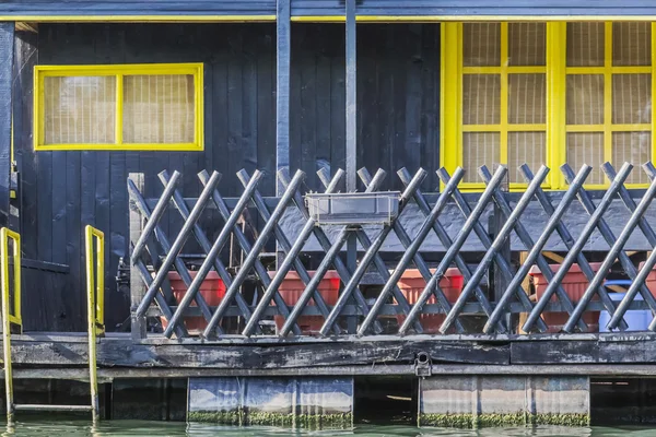 Antigua cabaña de balsa de madera en el río Sava - Detalle — Foto de Stock