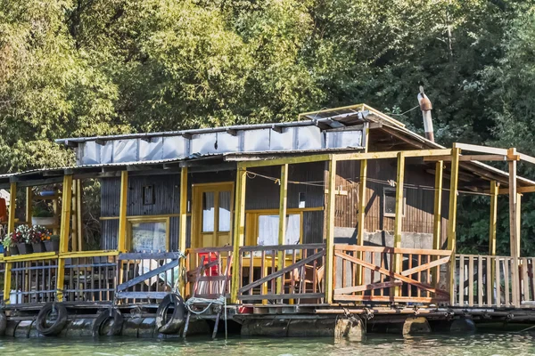 Antigua cabaña de balsa de madera en el río Sava — Foto de Stock