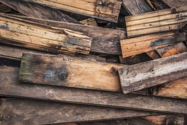 Yığın eski çürümüş Floorboards hurdaya
