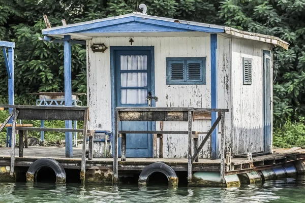 Antigua cabaña de balsa blanco-azul de madera en el río Sava - Detalle — Foto de Stock