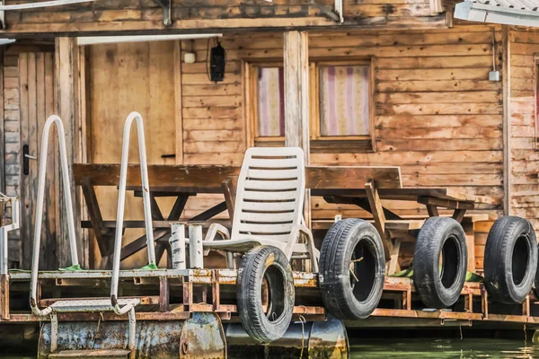 Antiguo río de madera flotante balsa casa de fin de semana en el río Sava —  Fotos de Stock