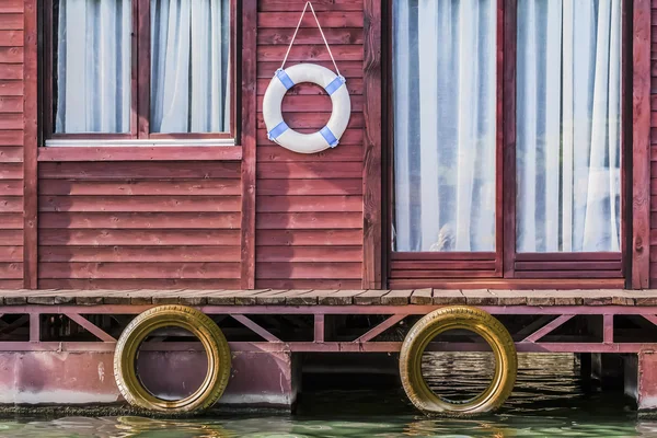 Antigua cabaña de balsa roja de madera en el río Sava - Detalle — Foto de Stock