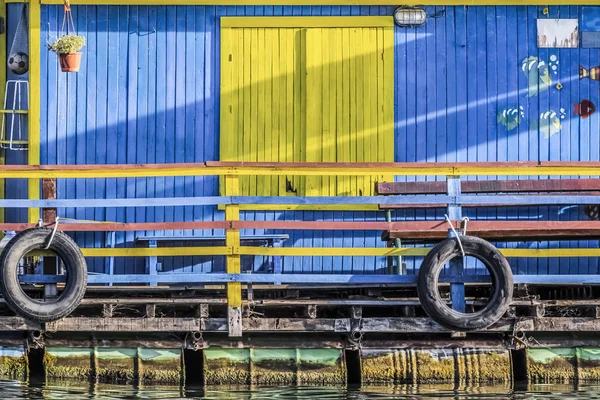 Antiguo azul de madera - Amarillo pintado verano ocio balsa cabaña en el río Sava — Foto de Stock