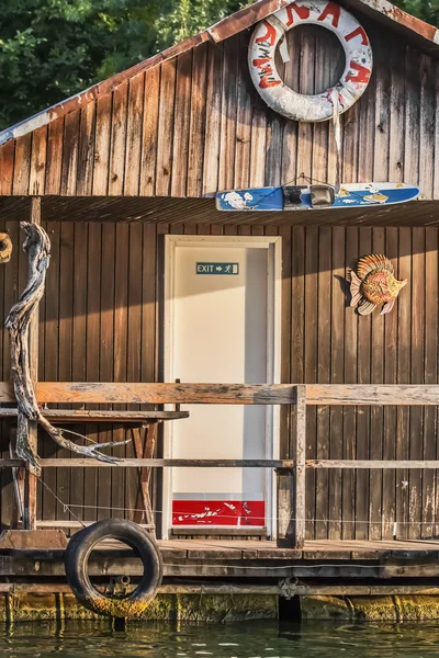 Antigua cabaña de balsa de verano de madera envejecida en el río Sava - Detalle — Foto de Stock