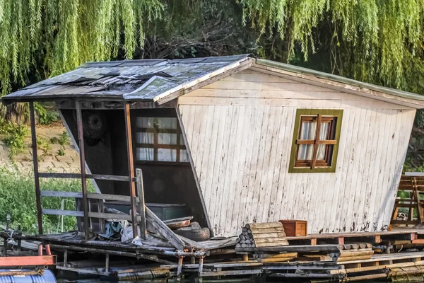 Old Weathered Wooden White Summer Leisure Raft Hut On Sava River — Stok fotoğraf