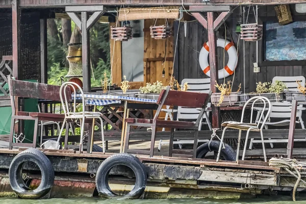 Ld abandonado de madera verano ocio balsa cabaña en el río Sava Porche Detalle — Foto de Stock