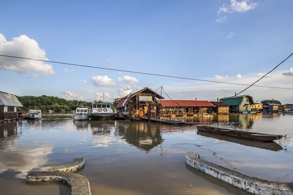 Terrenos inundados con balsas flotantes en el río Sava - Nuevo Belgrado - Serbia —  Fotos de Stock