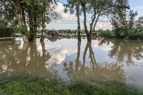 Zalane ziemi z pływających domach tratwa w rzece Sava - Nowy Belgrad - Serbia — Zdjęcie stockowe