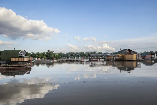 Terrenos inundados con balsas flotantes en el río Sava - Nuevo Belgrado - Serbia — Foto de Stock