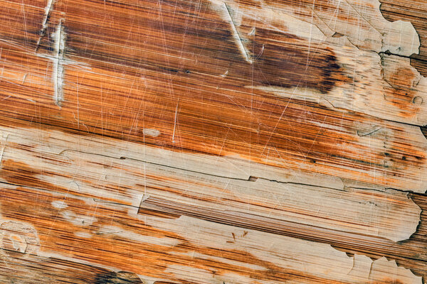 Старая погодная лакированная деревянная панель с потрескавшейся колючей текстурой гранжа
