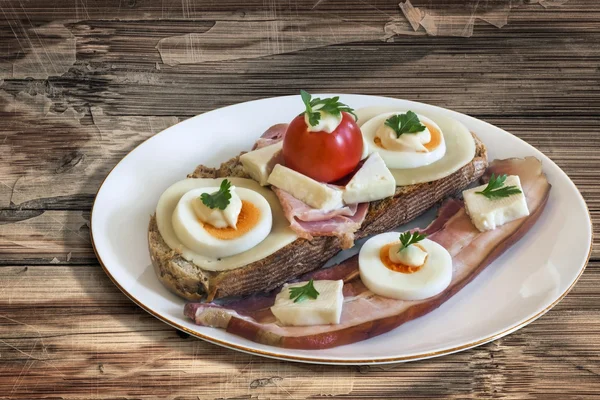 Bacon Cheese Egg Ham and Tomato Sandwich on old Wooden Table — Stock Photo, Image