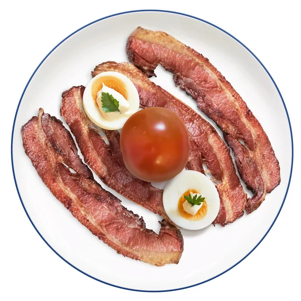 Arandelas de tocino frito con rodajas de huevo duro de tomate con mayonesa en placa de porcelana aislada sobre fondo blanco — Foto de Stock