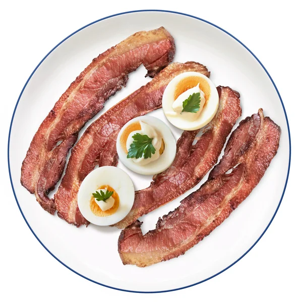 Fried Bacon Rashers with hard boiled Egg slices with Mayonnaise on Porcelain Plate Isolated on White Background — Stock Photo, Image