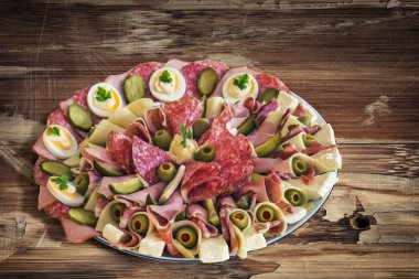 Sırp lezzetli meze Meze çok eski ahşap masa üzerinde tabak