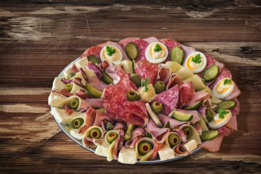 Sırp lezzetli meze Meze çok eski ahşap masa üzerinde tabak