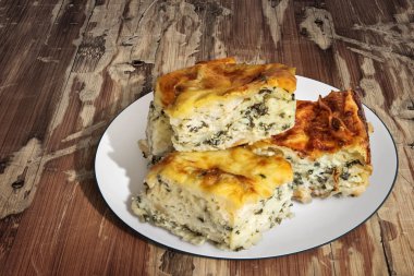 Sırp peynir ıspanak pasta Zeljanica dilimi eski ahşap masa yüzeyi tabak