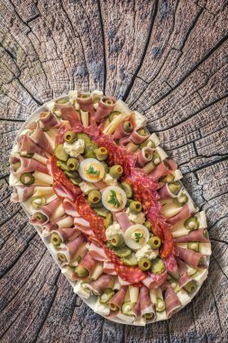 Çok eski güdük üzerinde yerleştirilen meze Meze tabak