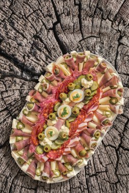 Çok eski güdük üzerinde yerleştirilen meze Meze tabak