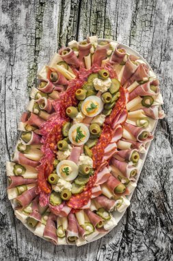 Çok eski güdük üzerinde yerleştirilen meze Meze tabak