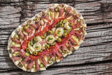Çok eski güdük üzerinde yerleştirilen meze Meze tabak