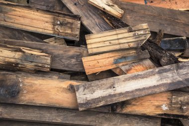 Yığın eski çürümüş Floorboards hurdaya
